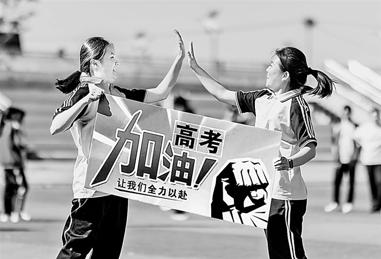 从“刷高分”迈向“深思考”——暑假第一课,“准大学生”们这样学 从“刷高分”迈向“深思考”——暑假第一课,“准大学生”们这样学