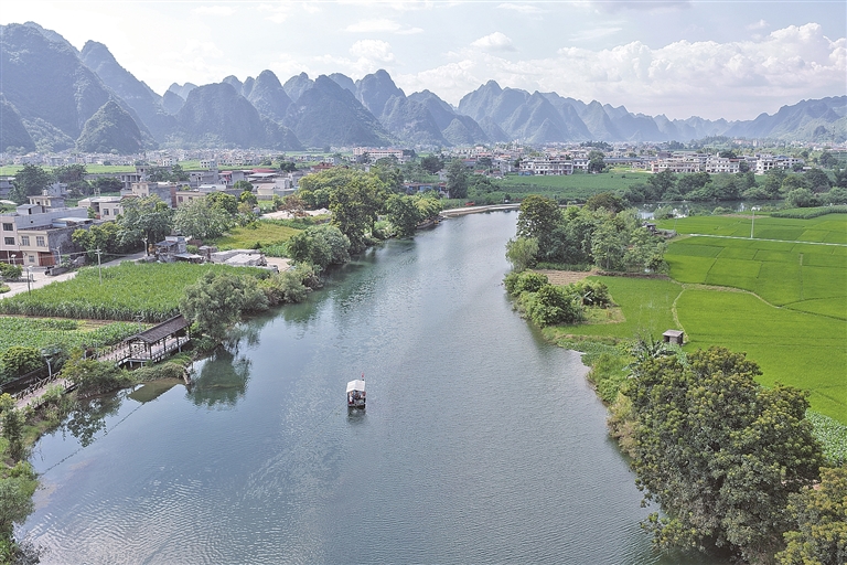 游在山水间
