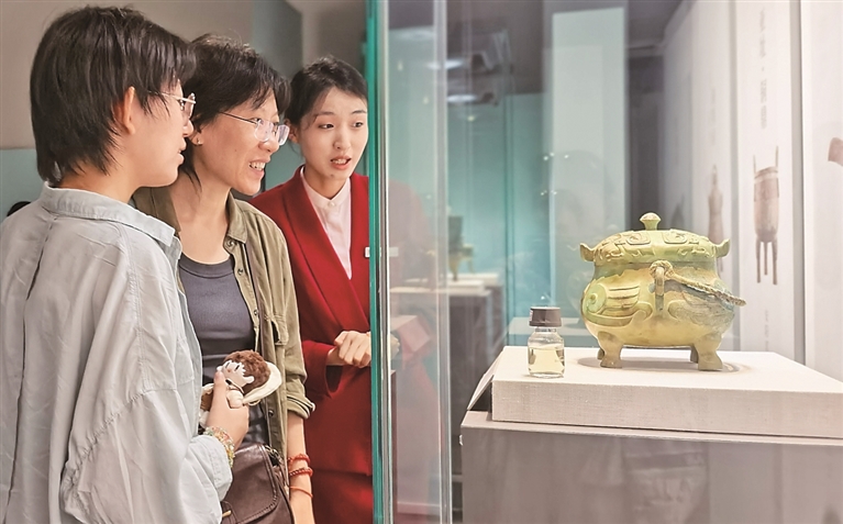 猫头鹰酒器封存三千年香酒 “南土有息”特展解锁商代息国文明密码 猫头鹰酒器封存三千年香酒 “南土有息”特展解锁商代息国文明密码