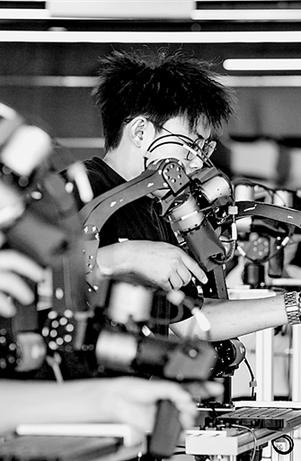 开启“作业模式” 机器人加速走向千行百业 开启“作业模式” 机器人加速走向千行百业