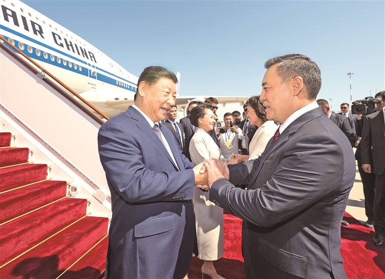 习近平抵达比什凯克