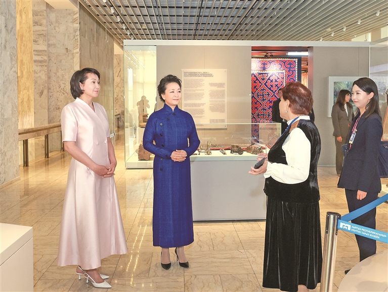 彭丽媛同吉尔吉斯斯坦总统扎帕罗夫夫人扎帕罗娃参观吉尔吉斯共和国国家历史博物馆