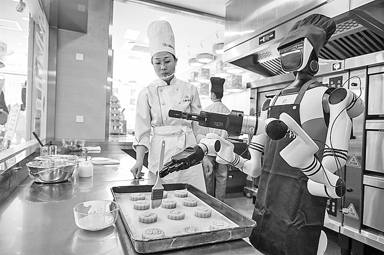机器人做月饼 老字号拥抱新科技
