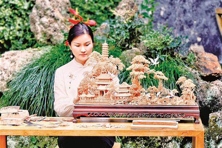 福州软木画:素木之上雕丹青 福州软木画:素木之上雕丹青