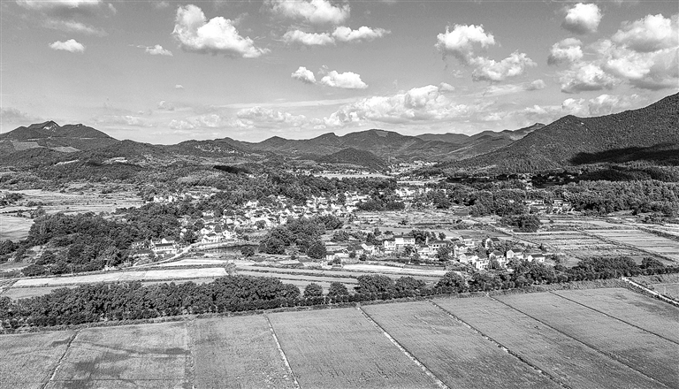 秋染山村 景美如画
