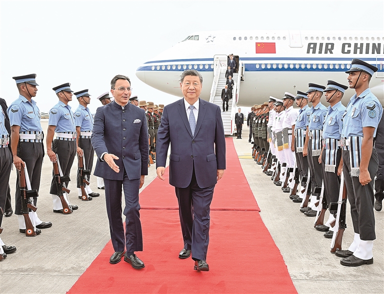 离京赴新德里出席金砖国家领导人第十八次会晤 习近平抵达新德里 离京赴新德里出席金砖国家领导人第十八次会晤 习近平抵达新德里