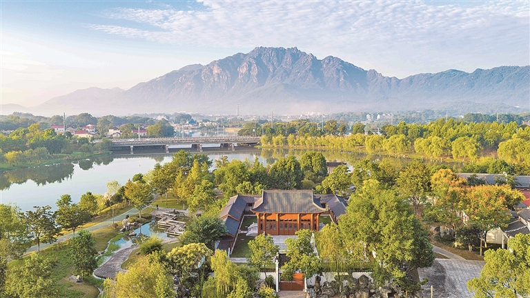 芙蓉湖畔景如画