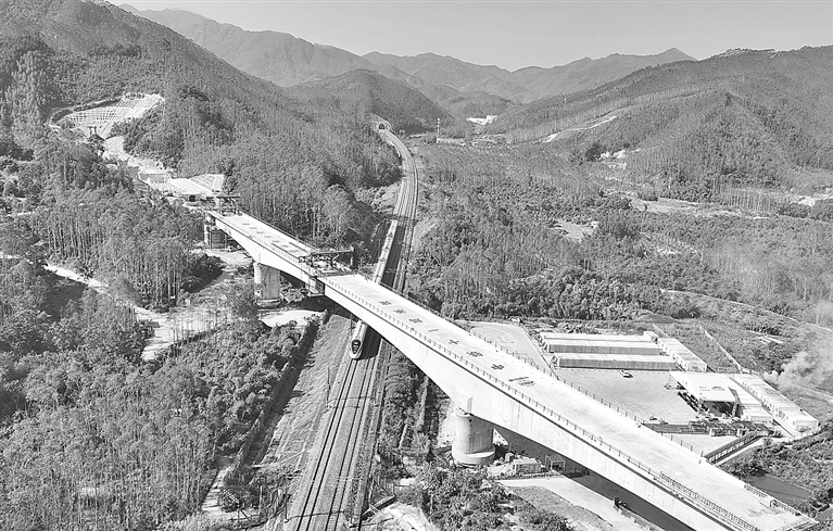 漳汕高铁首座跨铁路桥梁成功转体