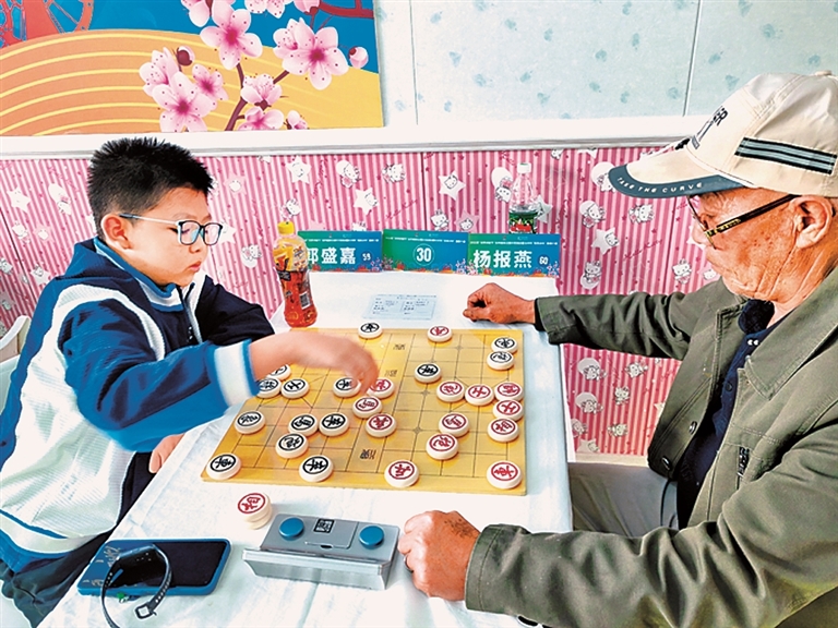 甘肃皋兰:“村棋”赛场乐融融 甘肃皋兰:“村棋”赛场乐融融