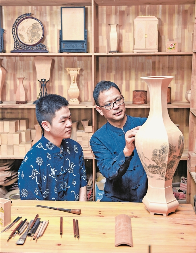 湖南邵阳宝庆竹刻:劲竹镂文 刀藏湖韵 湖南邵阳宝庆竹刻:劲竹镂文 刀藏湖韵