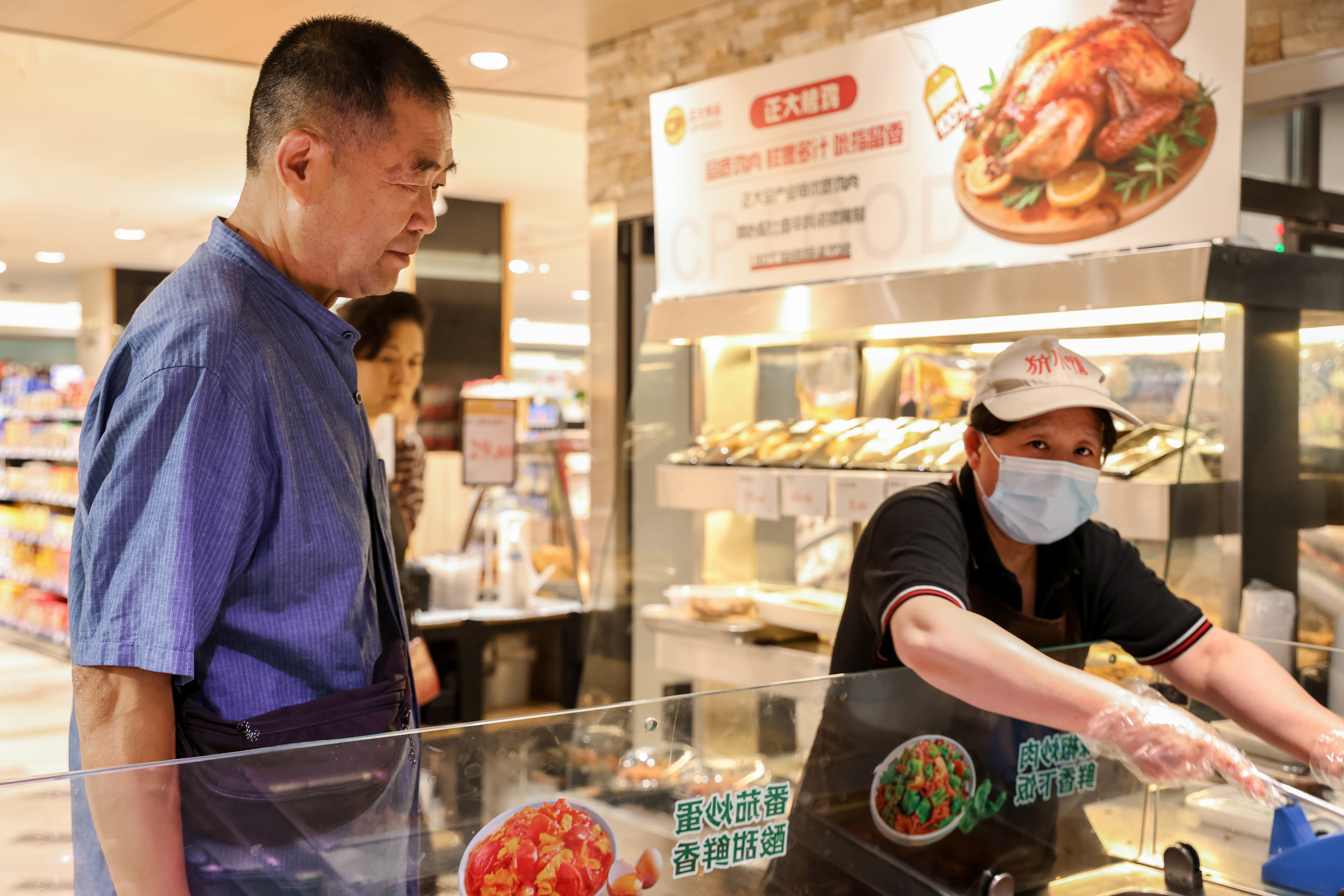 “超市干饭”掀起消费新风潮，七鲜小厨机器人现炒点燃线下商超烟火气