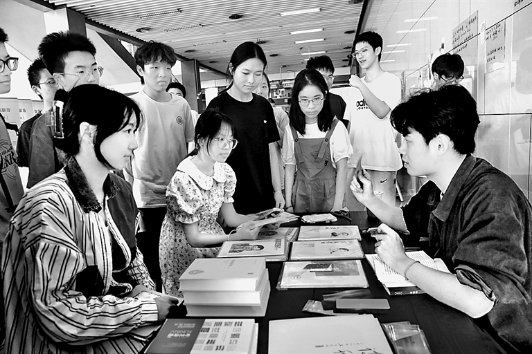 书香漫卷校园——阅读,正成为高校青春“必修课” 书香漫卷校园——阅读,正成为高校青春“必修课”