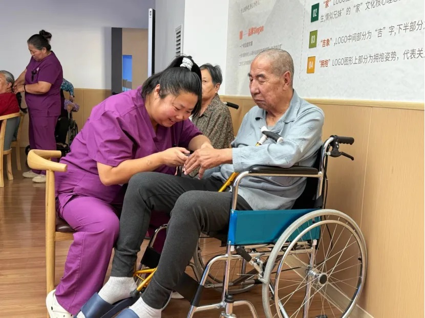 织密全域养老网 鄂托克旗让老年人安享幸福“夕阳红” 织密全域养老网 鄂托克旗让老年人安享幸福“夕阳红”