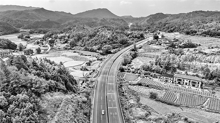公路弯弯乡村美