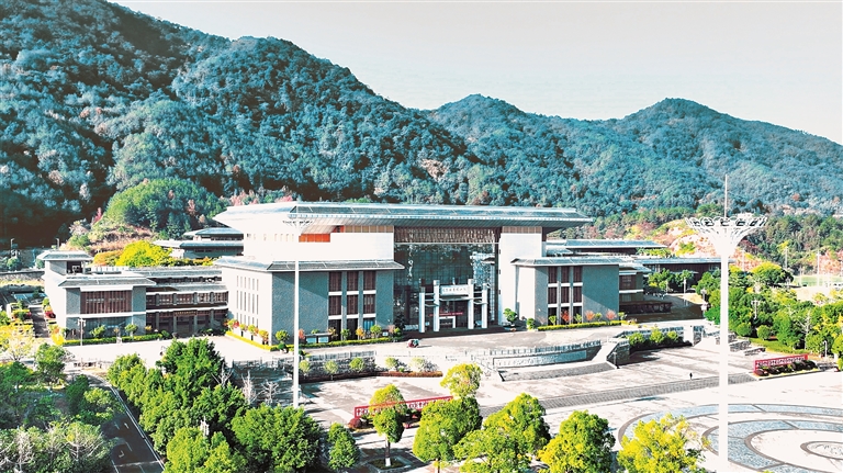 一纸族谱跨海峡 两岸同胞共寻根 一纸族谱跨海峡 两岸同胞共寻根