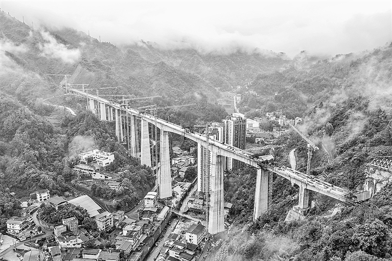 西渝高铁缪家梁特大桥顺利合龙