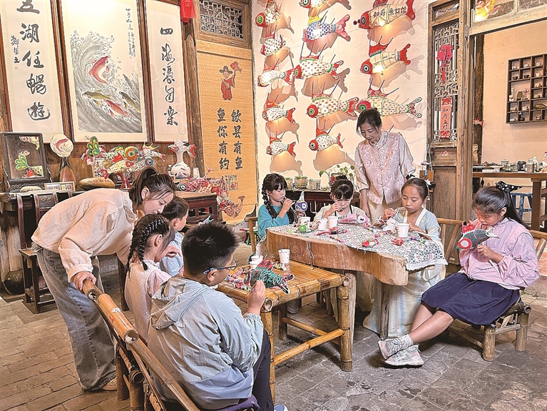 一盏鱼灯与一处古建联袂“出圈” 一盏鱼灯与一处古建联袂“出圈”
