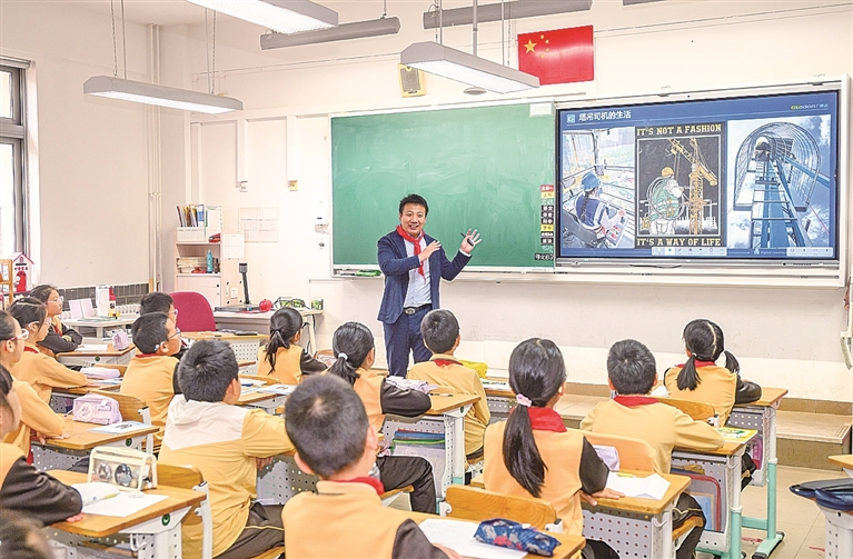 把社会“教科书”搬进课堂