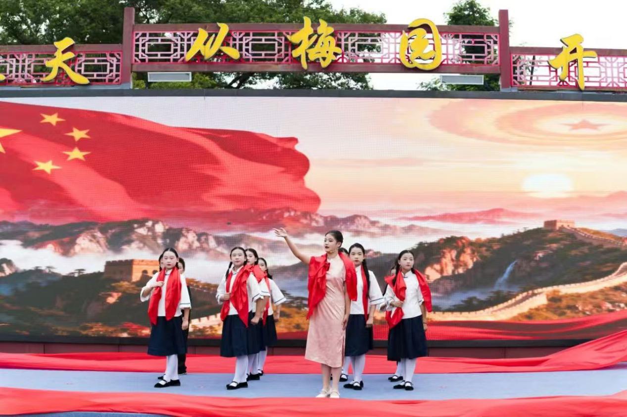 赏戏学榜样，江苏无锡滨湖区银龄嘉年华共赴银龄美好之约