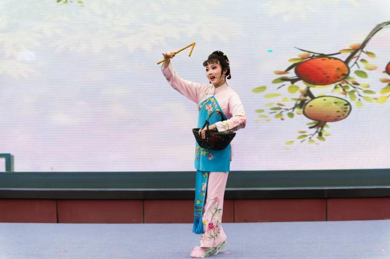 赏戏学榜样，江苏无锡滨湖区银龄嘉年华共赴银龄美好之约