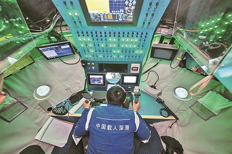 乘“蛟龙”入深海