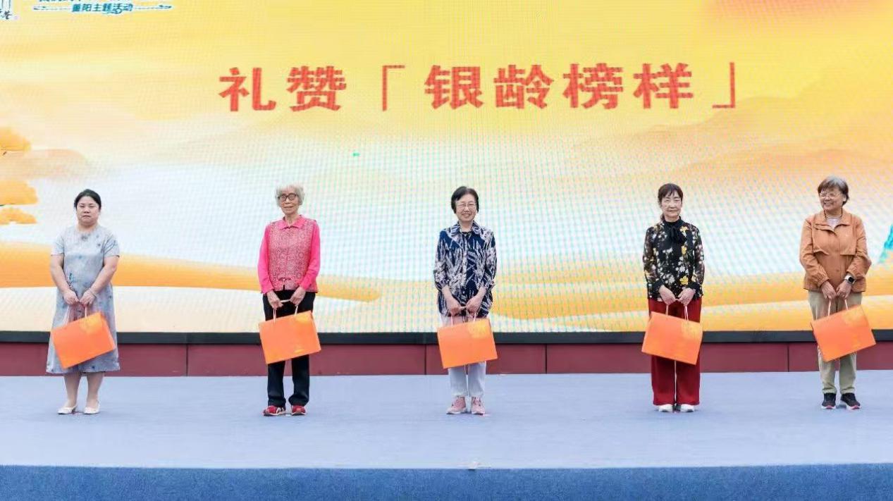 赏戏学榜样，江苏无锡滨湖区银龄嘉年华共赴银龄美好之约
