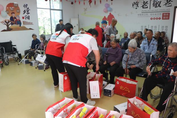 江西省吉安水务集团开展党员“吉先锋”爱老敬老服务活动