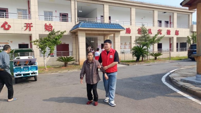 江西省吉安水务集团开展党员“吉先锋”爱老敬老服务活动
