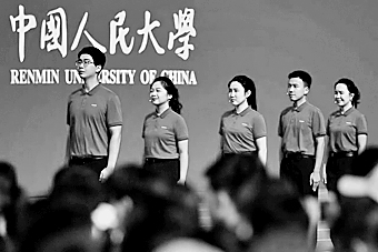 舞台上的“跨时空相遇”