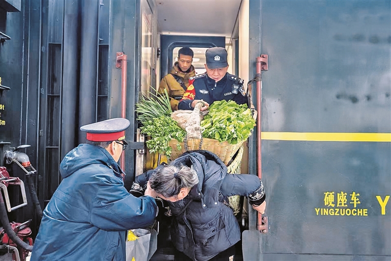 铁路连接老区 新篇写满故地