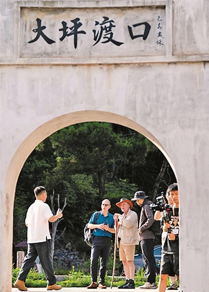 跨越十年的两次远行——美国青年扎维尔·哈瑞斯的“长征路” 跨越十年的两次远行——美国青年扎维尔·哈瑞斯的“长征路”
