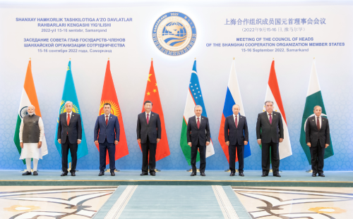 习近平出席上海合作组织成员国元首理事会第二十二次会议小范围会谈