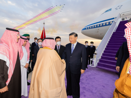 习近平抵达利雅得 出席首届中国－阿拉伯国家峰会、中国－海湾阿拉伯国家合作委员会峰会并对沙特进行国事访问