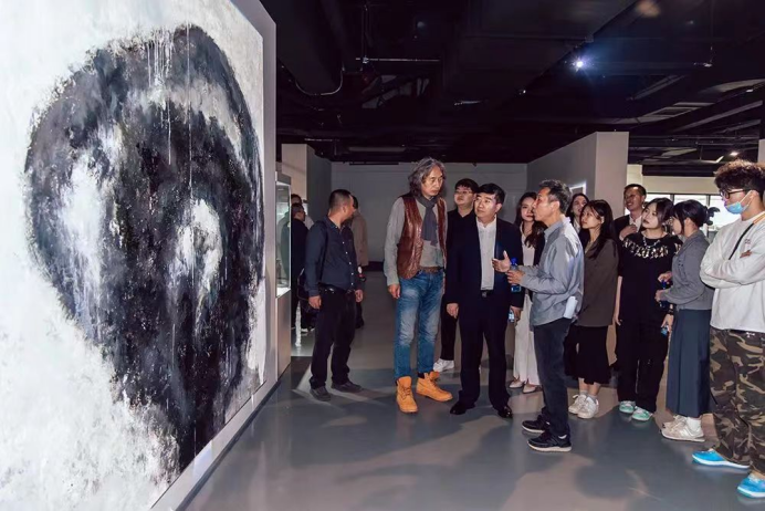 25位艺术家共同思考传统与当下 “穿过时间的维度——当代艺术与传统文化对话”展开幕 _光明网