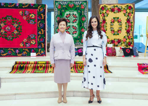 彭丽媛同塞尔维亚总统武契奇夫人塔玛拉参观塞尔维亚国家博物馆