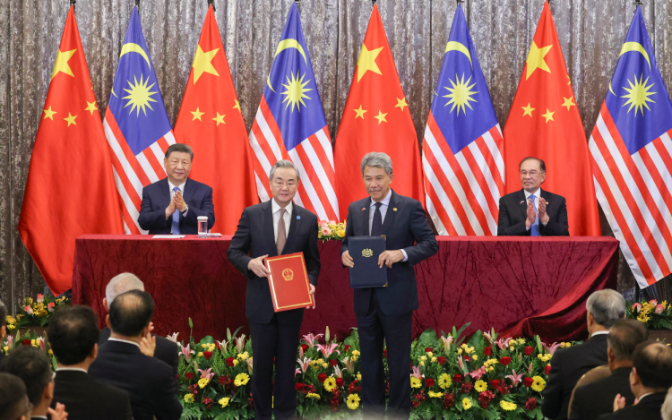 习近平同马来西亚总理安瓦尔举行会谈