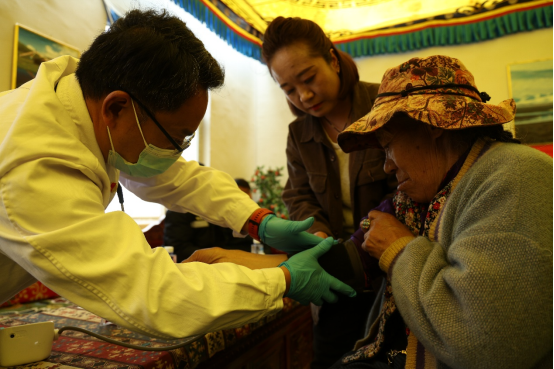 中国新闻奖新闻摄影组照类《雪域高原来了白衣天使》公示 中国新闻奖新闻摄影组照类《雪域高原来了白衣天使》公示