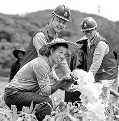 不误农时耕耘忙 田畴沃野蕴希望