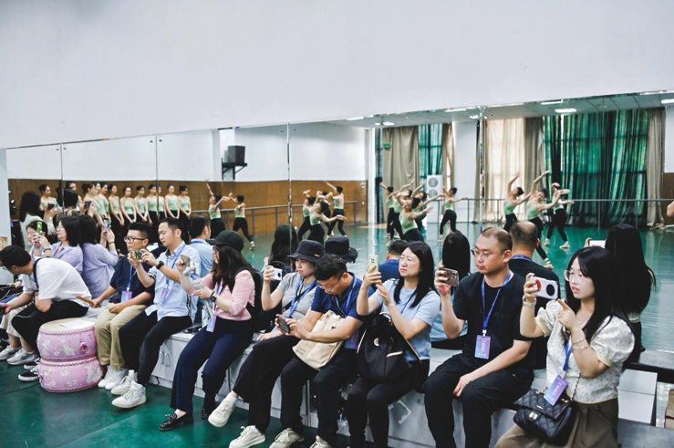 央视春晚节目《手龙人》为何“出圈？重庆大学创作团队揭晓文化育人密码