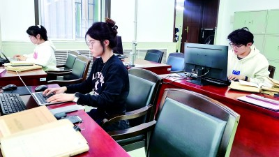 从“多地跑”到“掌上查”——“十四五”期间档案信息化建设持续推进更好服务为民 从“多地跑”到“掌上查”——“十四五”期间档案信息化建设持续推进更好服务为民