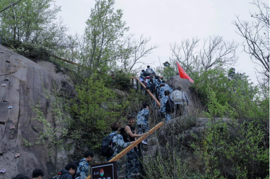 清明思政“别”样红 长征精神“润”青春